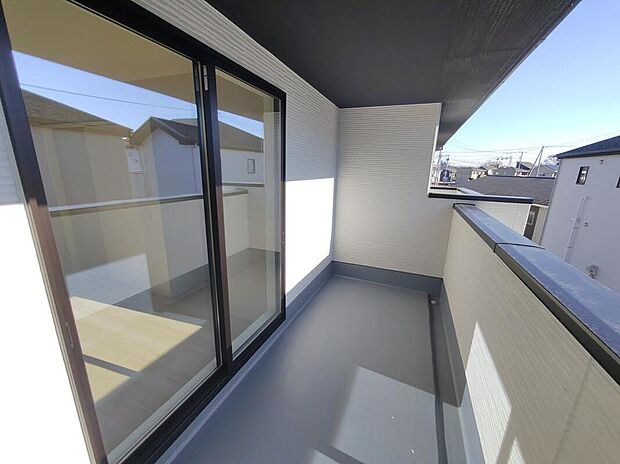 【バルコニー】この物件の魅力の一つです。南面にあるバルコニーはもちろん日当たり良好、だからこそ広くとり、洗濯物を干しやすくするとともに、日光浴にも遊び場にも使える空間を確保いたしました。