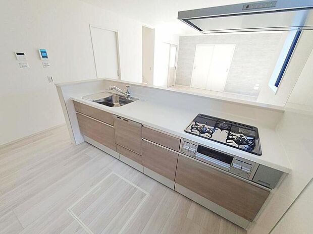 【キッチン】キッチンスペースは家族で作業が出来るよう広めにとりました。みんなで楽しくお料理をすれば、より美味しい食事が創れそうです。そしてお料理好きなお子様が育つかも、もちろん片付けもみんなでできます。