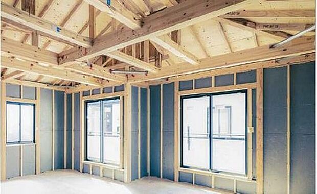 【I.D.S工法】間取りの良さや断熱性・省エネルギー性など、我が家に求める条件は多岐にわたりますが、その中で最も重視されているのは“耐震性”です。I . D . S 工法は木造軸組工法の設計自由度と構造用合板パネル工法の耐震性の高さを併せもった工法です。外壁、1・2 階床組、屋根を構造用合板で一体化させ、高い耐震性を実現させています。