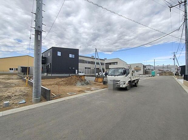 【前面道路含む現地写真】土日のご予約はもちろん、平日やお仕事のお時間に合わせてのご案内も実施しています。まずはお客様のご都合をお伺いさせて頂き、それに合う形で物件のご紹介をさせていただきます。お気軽にお問い合わせください。