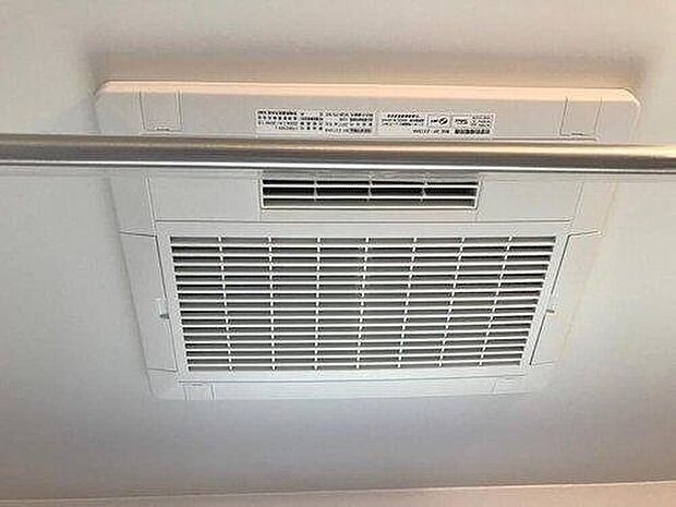 【浴室乾燥機】浴室暖房乾燥機が標準装備です。浴室が乾燥機に！雨の日や冬場も天気を気にせずいつでもお洗濯して大丈夫です。