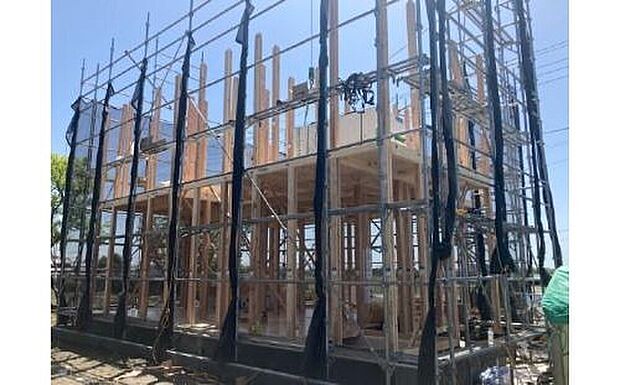 【木造軸組工法】日本で長年の実績がある工法で、柱、梁などの「軸組み」で構造体を作り上げていきます。接合部には金物・筋かいなどで補強を行い、より強度を高めています。木材はプレカットにより品質のバラツキを防ぎ、安定した品質の住宅を供給しています。

