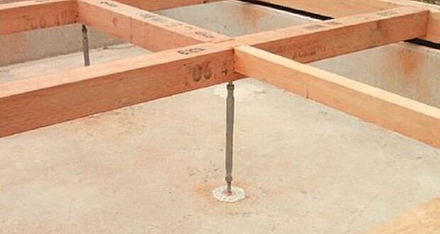 【鋼製床束】建物の床を支える「床束」と呼ばれる支持材に、サビやシロアリを寄せ付けない鋼製の床束を採用しています。従来品に比べ信頼性が高く、安心の強度で床の荷重を支えます。