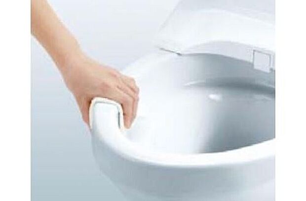 【トイレ】オート便ふた開閉機能で、便器に近づくと自動で便ふたが開き、離れると閉まります。手を触れないので清潔・快適です。進化したフチ形状「スゴフチ」は、汚れてもサッとひとふきでお手入れカンタン。

