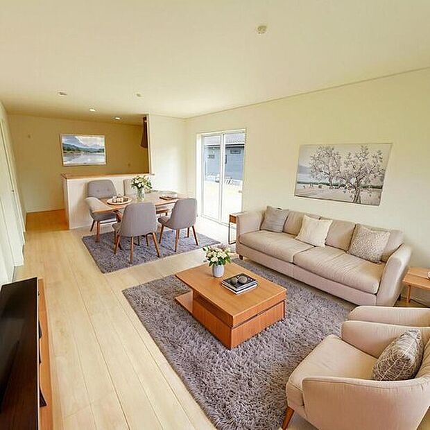 【リビング】広々としたリビングは南側に設けた掃き出し窓からたくさんの陽光を取り入れてくれます。家族が集まる空間ですからやはり明るさと、暖かさは大切です。広さがありますので家具の配置に悩まなくて済むのも良いです。