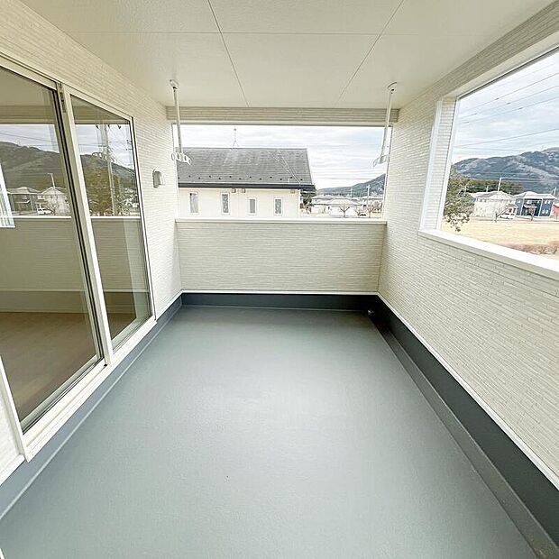 【バルコニー】この物件の魅力の一つです。南面にあるバルコニーはもちろん日当たり良好、だからこそ広くとり、洗濯物を干しやすくするとともに、日光浴にも遊び場にも使える空間を確保いたしました。