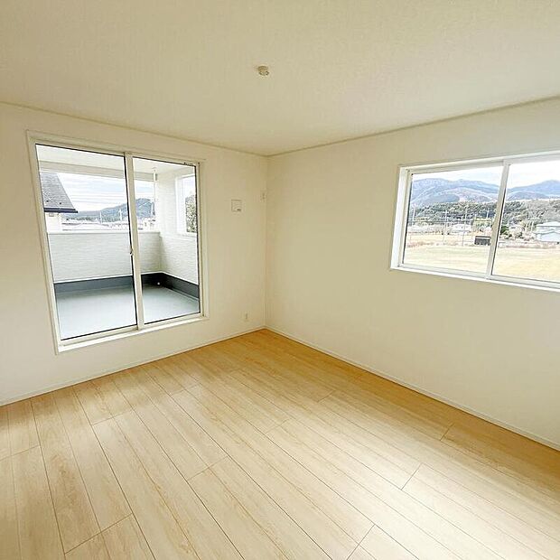 【リビング以外の居室】2面採光の洋室です。窓からの眺望もよくなり視界が広いので、部屋にいても飽きません、そしてもちろん大切なのは明るさと風通し、明るい日差しと心地よい風で自分のお部屋でくつろげる贅沢をご提供します。