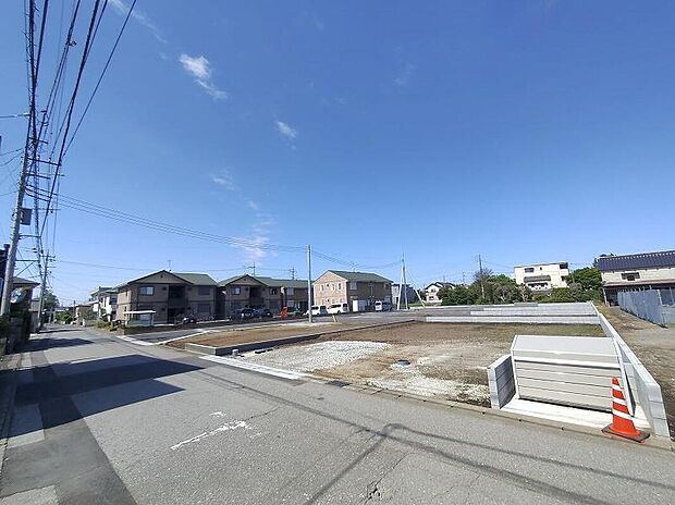 【前面道路含む現地写真】土日のご予約はもちろん、平日やお仕事のお時間に合わせてのご案内も実施しています。まずはお客様のご都合をお伺いさせて頂き、それに合う形で物件のご紹介をさせていただきます。お気軽にお問い合わせください。