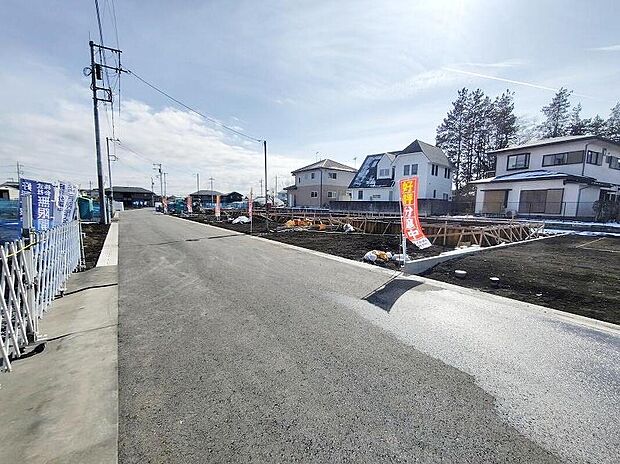 【前面道路含む現地写真】資料請求やご案内も即日対応いたします♪同じ施工例の物件見学や、完成イメージプレゼンテーションも承っております。どのような建物が建つか、間取りの広さは?など気になる点を一つ一つご説明させていただきます。