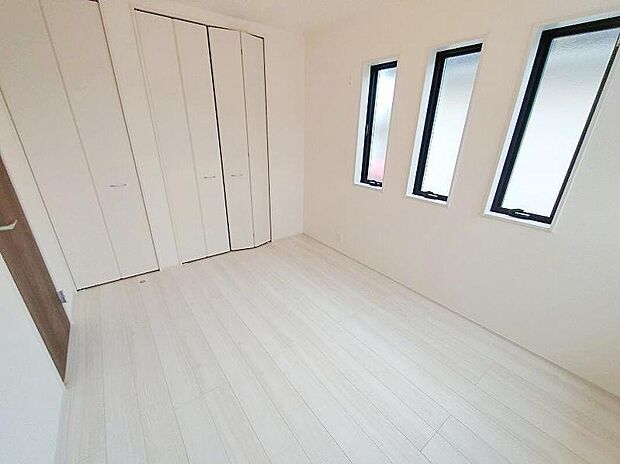 【リビング以外の居室】各居室に収納を完備しております。収納が豊富な住宅は居室空間がしっかりと使えるので暮らしやすさが断然に上がります。荷物をを気にすることなく家具の配置をお好み通りにできるのも大きな魅力です。