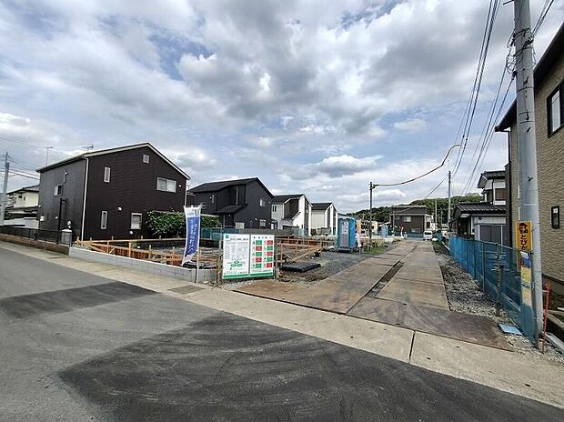 【前面道路含む現地写真】土日のご予約はもちろん、平日やお仕事のお時間に合わせてのご案内も実施しています。まずはお客様のご都合をお伺いさせて頂き、それに合う形で物件のご紹介をさせていただきます。お気軽にお問い合わせください。