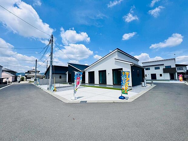 【類似外観同仕様】類似外観同仕様の物件になります。扉や窓の開口部の位置やデザインが異なります。建物のプレゼンテーションやモデルハウスのご案内も行っているので、お気軽にお問い合わせください。
