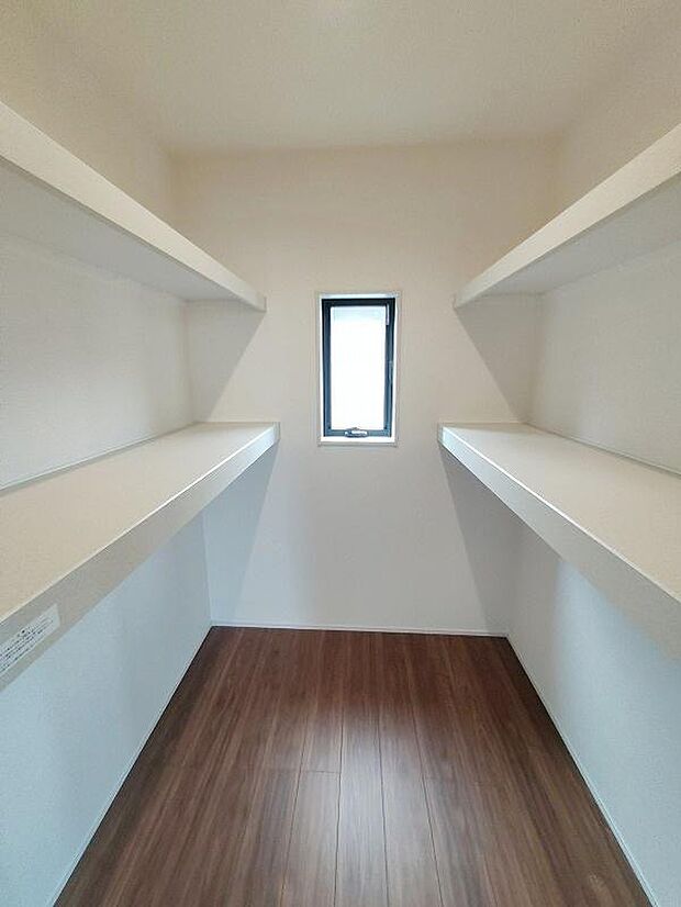 【収納】分かりにくくてすみません、ウォークインクローゼットです。各部屋に収納があるのはもちろんですが、同規模の収納をこの物件では2つ設けました。居室はスッキリとなり、空間を最大限有効利用していただけます。
