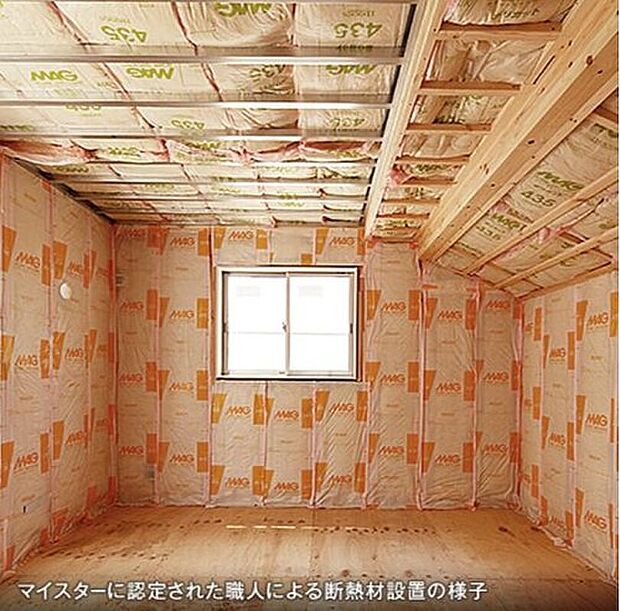 【断熱材】グラスウール断熱材はキレイに貼れないと断熱効果が落ちます。時には、結露で家にダメージを与えてしまう可能性もあります。そこで、当社では社員や職人さんにガラス繊維協会の実践するマイスター認定の取得を奨励しています。同時に、断熱材自体の貼りやすさの研究も行い、キレイに貼りやすい断熱材の開発と貼り方の施工技術を構築し、実践しています。