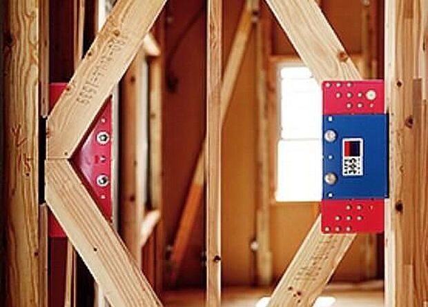 【制震装置SAFE365】木造住宅の弱点は、ある程度の耐震構造を持っていても中規模地震(震度5弱程度)の揺れを繰り返し受けるとその耐震性能を弱めてしまうことにあります。住宅の持っている、もともとの耐震性能を維持していくために重要な役割を果たすのが制震装置です。共同開発の制震装置SAFE365は、粘弾性素材を活用したもの。この素材は高層ビルの制震装置にも使われており、優れた地震エネルギーの吸収を実現しております。