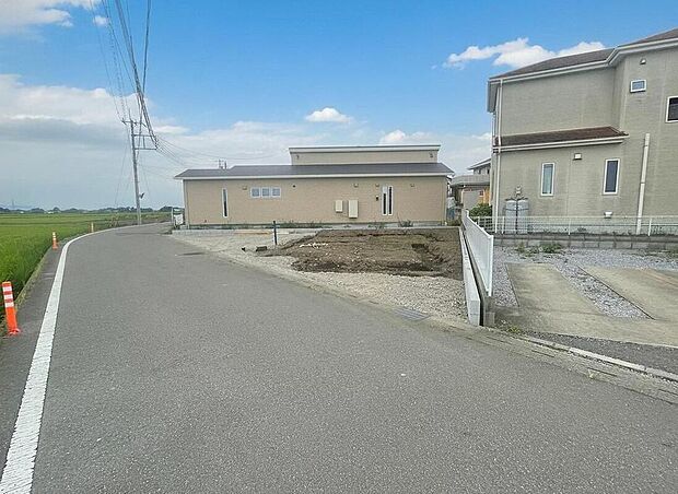 【前面道路含む現地写真】土日のご予約はもちろん、平日やお仕事のお時間に合わせてのご案内も実施しています。まずはお客様のご都合をお伺いさせて頂き、それに合う形で物件のご紹介をさせていただきます。お気軽にお問い合わせください。