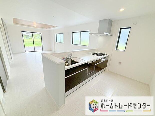 キッチンからリビングへの視界、動線です。対面キッチンですので、常にご家族が視界に入るのはもちろん、動線を広めにとっておりますので、お料理やお皿を持ちながらすれ違ってもぶつかる心配がありません。