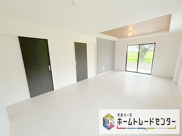 リビングの天井一部を織り上げ天井とすることで、天井高を高くし開放感を持たせるとともに、アクセントをつけ高級感を持たせました。このちょっとした工夫が、お友達を呼びたくなる家へと大きく進化させてくれます。