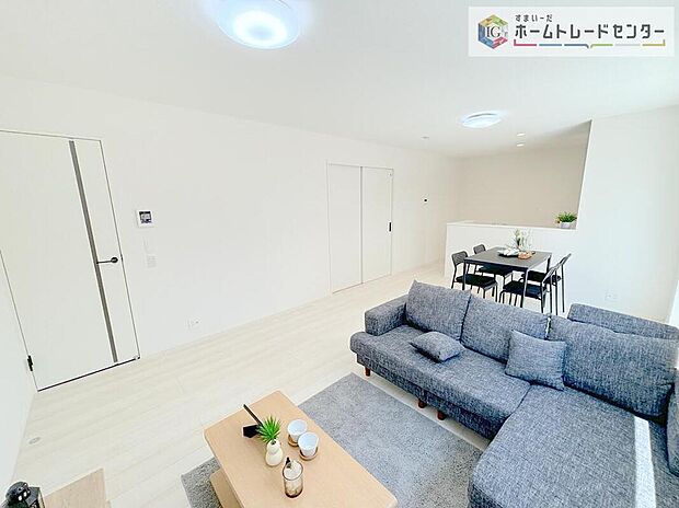 対面キッチンの前にダイニングテーブルを置き、手前側がリビングスペースになるかと思います。広く奥行きがありますので、ダイニング、リビングの各スペースの役割をしっかり分けて確保していただけます。