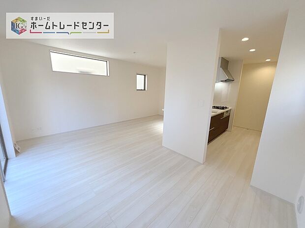 LDKのリビングスペースです。広く奥行きのあるリビングの為、ダイニング、リビングの各スペースがしっかりと確保できます。お食事の後はこちらに移って皆様でおくつろぎください。