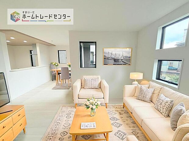 現況の物件写真に、CG による画像処理を行っています。家具、家電、照明器具、小物、カーテン、その他のイメージはCG です。