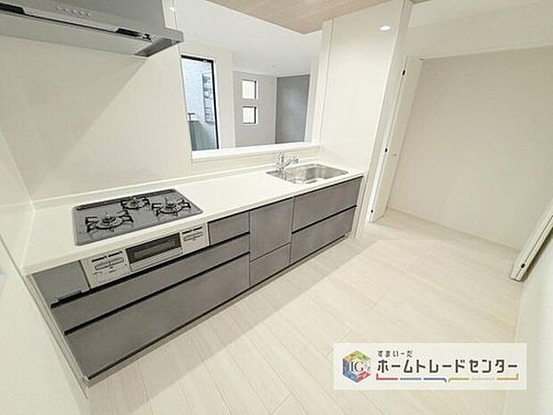 キッチンの横には大きなパントリーを設けました。そのまま食材の保管庫としてお使い頂いても良いですし、LDKは何かと物が多くなるので、お掃除道具やお子様のおもちゃ収納にお使い頂いても良いかと思います。