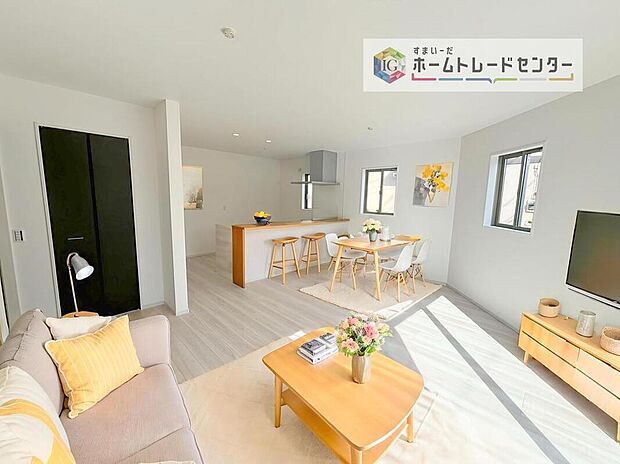 【リビング イメージ画像】
現況の物件写真に、CG による画像処理を行っています。家具、家電、照明器具、小物、カーテン、その他のイメージはCG です。