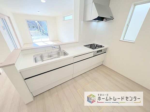 人気の対面式キッチン☆お食事の準備をしながらでもご家族とのコミュニケーションを楽しめます♪スライドタイプの収納を採用してますので、奥までしっかりと収納空間を利用できます。取り出しも簡単に♪