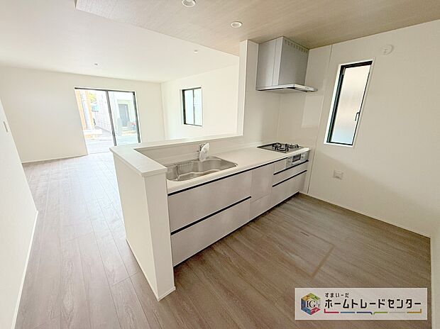 キッチンからリビングへの視界、動線です。対面キッチンですので、常にご家族が視界に入るのはもちろん、動線を広めにとっておりますので、お料理やお皿を持ちながらすれ違ってもぶつかる心配がありません。