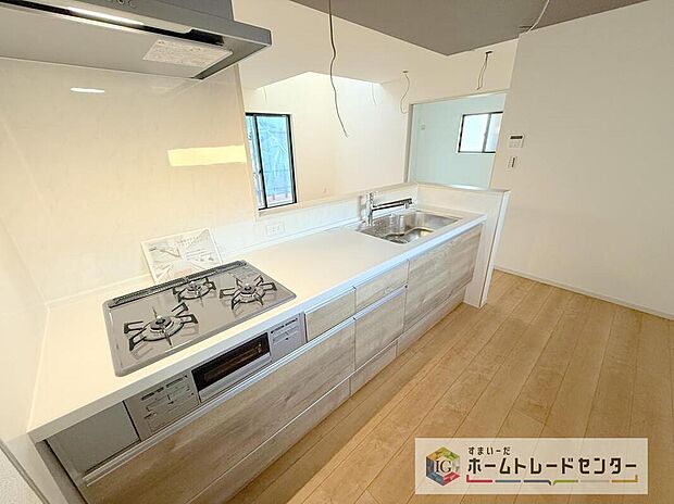 人気の対面式キッチン☆お食事の準備をしながらでもご家族とのコミュニケーションを楽しめます♪スライドタイプの収納を採用してますので、奥までしっかりと収納空間を利用できます。取り出しも簡単に♪