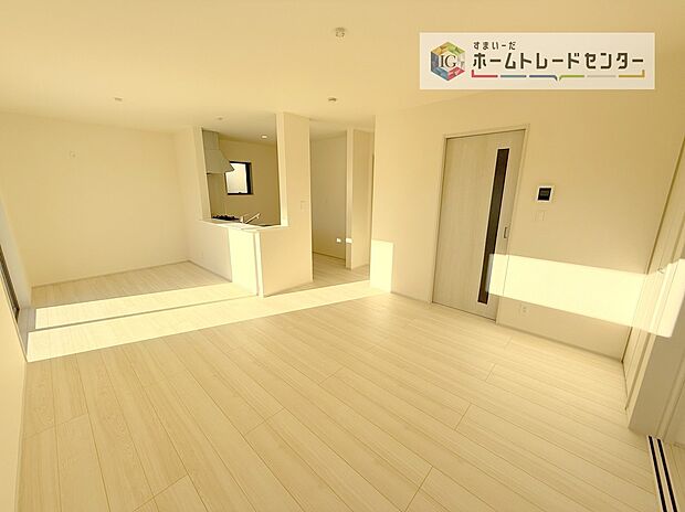 対面キッチンの前にダイニングテーブルを置き、手前側がリビングスペースになるかと思います。広く奥行きがありますので、ダイニング、リビングの各スペースの役割をしっかり分けて確保していただけます。