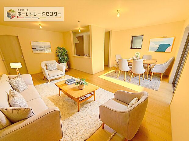 ダイニング、リビングの各スペースがしっかりと確保できるLDKです。※現況の物件写真に、CG による画像処理を行っています。家具、家電、照明器具、小物、カーテン、その他のイメージはCG です。
