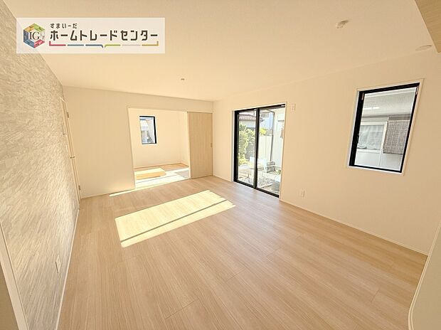 広々としたリビングは南側に設けた掃き出し窓からたくさんの陽光を取り入れてくれます。家族が集まる空間ですからやはり明るさと、暖かさは大切です。広さがありますので家具の配置に悩まなくて済むのも良いです。