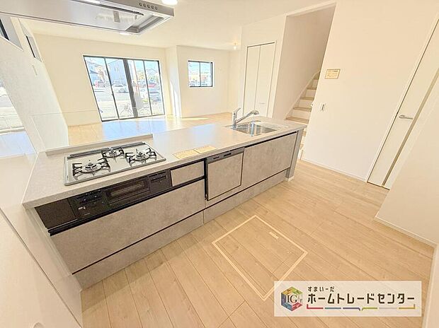 キッチンも明るく使っていただくために、上部の吊戸棚をあえてなくしました。収納機能としてはあまり使い勝手が良くないとのお声もあり、それであれば視界も良くなる開放スタイルへと変更したところ大正解でした。