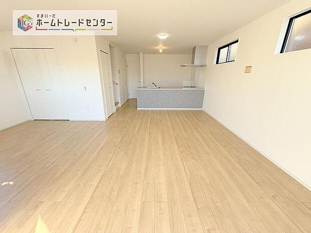 縦長で奥行きのあるリビングは、家具の配置がしやすく使い勝手が非常に良いです。特にソファを配置した時にその便利さがお分かりいただけると思います。ゆったりとくつろげる場所でなくてはならないと考えています。