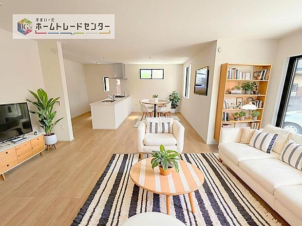 現況の物件写真に、CG による画像処理を行っています。家具、家電、照明器具、小物、カーテン、その他のイメージはCG です。