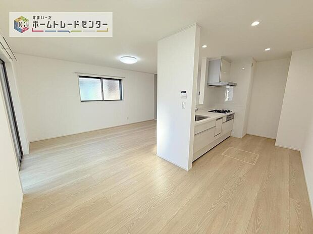 LDKのリビングスペースです。広く奥行きのあるリビングの為、ダイニング、リビングの各スペースがしっかりと確保できます。お食事の後はこちらに移って皆様でおくつろぎください。