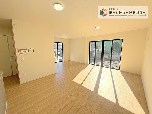 広々としたリビングは南側に設けた掃き出し窓からたくさんの陽光を取り入れてくれます。家族が集まる空間ですからやはり明るさと、暖かさは大切です。広さがありますので家具の配置に悩まなくて済むのも良いです。