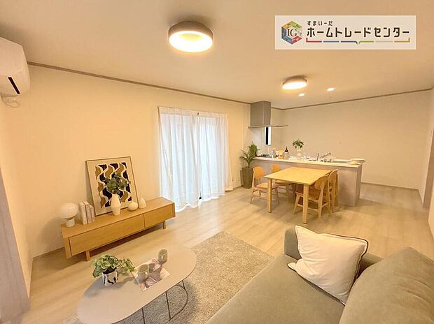 LDKのリビングスペースです。広く奥行きのあるリビングの為、ダイニング、リビングの各スペースがしっかりと確保できます。お食事の後はこちらに移って皆様でおくつろぎください。