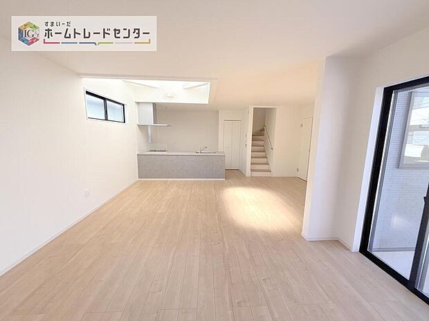 縦長で奥行きのあるリビングは、家具の配置がしやすく使い勝手が非常に良いです。特にソファを配置した時にその便利さがお分かりいただけると思います。ゆったりと、くつろげる場所でなくてはならないと考えています