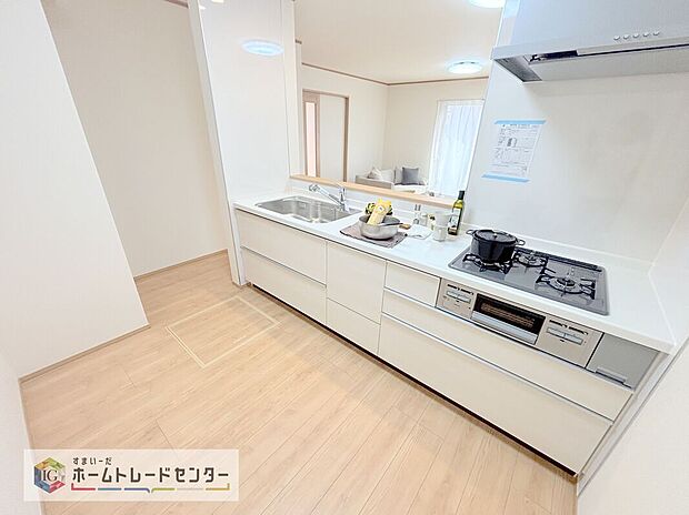 キッチンスペースは家族で作業が出来るよう広めにとりました。みんなで楽しくお料理をすれば、より美味しい食事が創れそうです。そしてお料理好きなお子様が育つかも、もちろん片付けもみんなでできます。