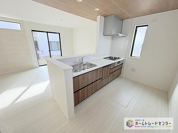 人気の対面式キッチン☆お食事の準備をしながらでもご家族とのコミュニケーションを楽しめます♪スライドタイプの収納を採用してますので、奥までしっかりと収納空間を利用できます。取り出しも簡単に♪