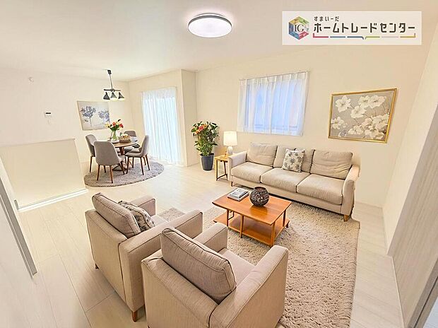 ダイニング、リビングの各スペースがしっかりと確保できるLDKです。※現況の物件写真に、CG による画像処理を行っています。家具、家電、照明器具、小物、カーテン、その他のイメージはCG です。