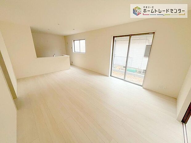 広々としたリビングは南側に設けた掃き出し窓からたくさんの陽光を取り入れてくれます。家族が集まる空間ですからやはり明るさと、暖かさは大切です。広さがありますので家具の配置に悩まなくて済むのも良いです。