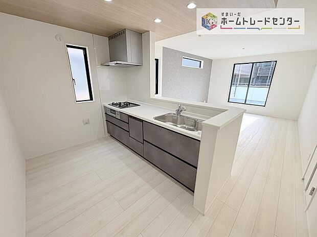 キッチンからリビングへの視界、動線です。対面キッチンですので、常にご家族が視界に入るのはもちろん、動線を広めにとっておりますので、お料理やお皿を持ちながらすれ違ってもぶつかる心配がありません。