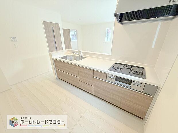 キッチンスペースは家族で作業が出来るよう広めにとりました。みんなで楽しくお料理をすれば、より美味しい食事が創れそうです。そしてお料理好きなお子様が育つかも、もちろん片付けもみんなでできます。