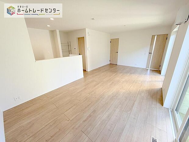 対面キッチン前の空間を広めにとっておりますので、ダイニングテーブルを置いてご家族皆様で食卓を囲ってもらっても充分なスペースがございます。家族で楽しいお食事のお時間をお過ごしください。