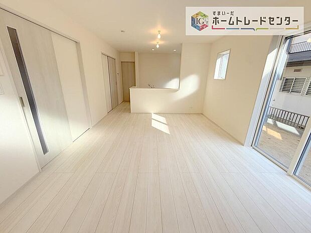 縦長で奥行きのあるリビングは、家具の配置がしやすく使い勝手が非常に良いです。特にソファを配置した時にその便利さがお分かりいただけると思います。ゆったりと、くつろげる場所でなくてはならないと考えています