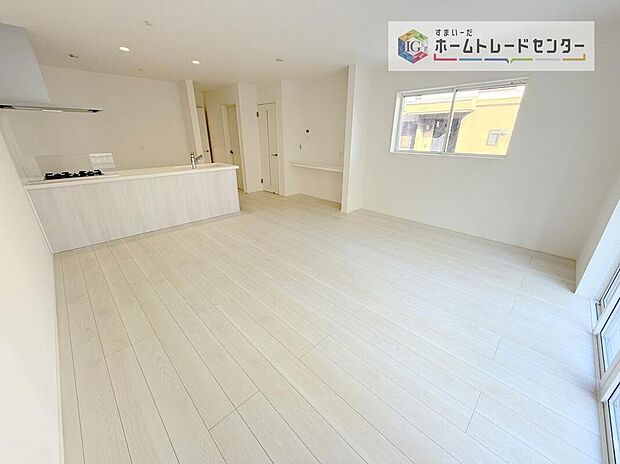 対面キッチンの前にダイニングテーブルを置き、手前側がリビングスペースになるかと思います。広く奥行きがありますので、ダイニング、リビングの各スペースの役割をしっかり分けて確保していただけます。