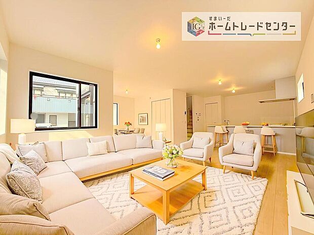 ダイニング、リビングの各スペースがしっかりと確保できるLDKです。※現況の物件写真に、CG による画像処理を行っています。家具、家電、照明器具、小物、カーテン、その他のイメージはCG です。